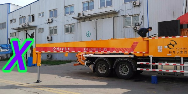 混凝土泵車的末端軟管容易受損，需注意泵車布料桿的傾斜狀態