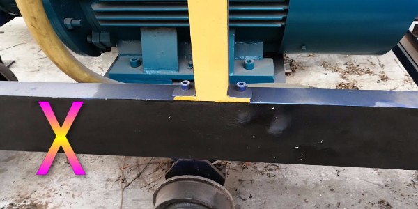 混凝土泵在進行泵送前，水泥砂漿注入料斗后為何要先進行反向攪拌？